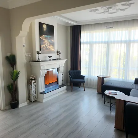 4 Bedroom Flat With Terrace And Hot Tub In Historic Apartmán